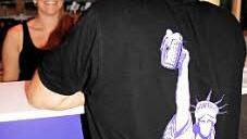 Sillina hinter der Bar