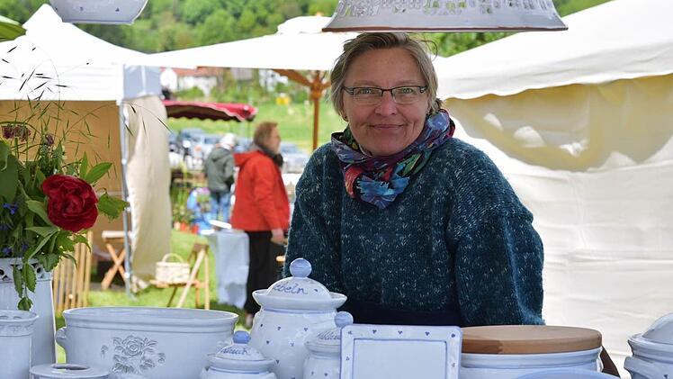Silke Seebeck ist seit vielen Jahren in der Alten Schäferei beim Töpfer-und Handwerkermarkt mit von der Partie. Sie sagt: "Wir Händler kommen gerne." Foto: Gabi Arnold
