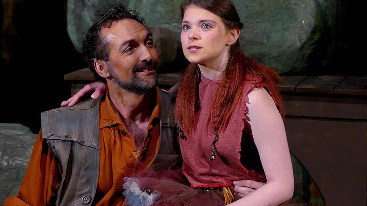 Räuber Mattis (Gerd Kammerer) mit seiner Tochter Ronja (Annika Ködel)  Foto: Dieter Hübner
