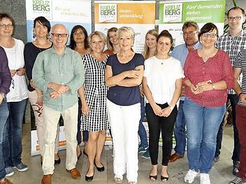 Das Bild zeigt die Teilnehmer der interkulturellen Schulung aus den Gemeinden der Kreuzbergallianz (von links) Allianzmanager Dr. Christian Seynstahl, Barbara Roßhirt und Ramona Fries (Markt Oberelsbach), Stefan Lutz-Simon (Leiter der Jugendbildungsstätte Unterfranken), Manuela Dillenz und Jarka Simmering (Bildungsreferentinnen), Katharina Wirsing (Markt Wildflecken), Luise Englert (Gemeinde Sandberg), Sandra Kleinhenz (Markt Wildflecken), Sabrina Brischke (VG Bad Neustadt), Ralf Losert (Mark...