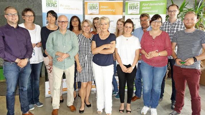 Das Bild zeigt die Teilnehmer der interkulturellen Schulung aus den Gemeinden der Kreuzbergallianz (von links) Allianzmanager Dr. Christian Seynstahl, Barbara Roßhirt und Ramona Fries (Markt Oberelsbach), Stefan Lutz-Simon (Leiter der Jugendbildungsstätte Unterfranken), Manuela Dillenz und Jarka Simmering (Bildungsreferentinnen), Katharina Wirsing (Markt Wildflecken), Luise Englert (Gemeinde Sandberg), Sandra Kleinhenz (Markt Wildflecken), Sabrina Brischke (VG Bad Neustadt), Ralf Losert (Mark...
