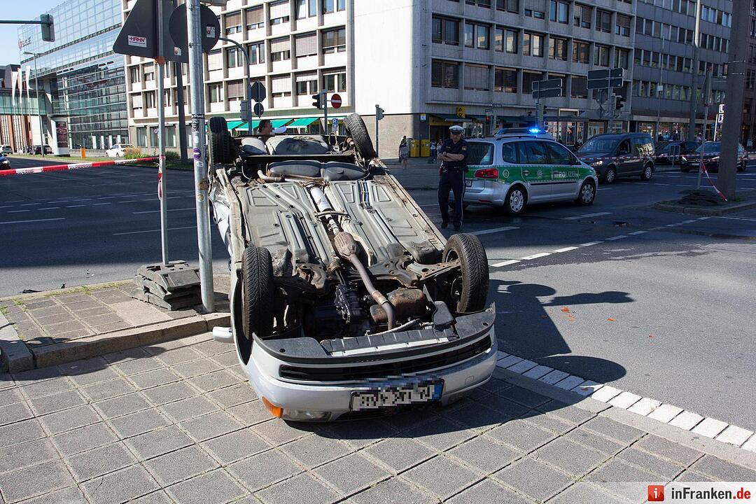 Pkw landet nach Kollision auf dem Dach - Stau im Feierabendverkehr