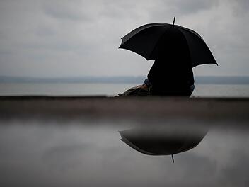 Immer wieder mal Regen - das Wetter in Franken wird herbstlicher. Foto: Matthias Balk/dpa