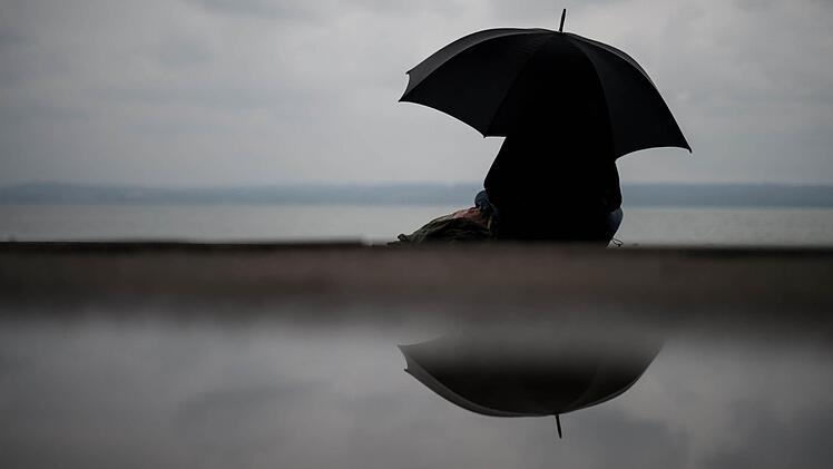 Immer wieder mal Regen - das Wetter in Franken wird herbstlicher. Foto: Matthias Balk/dpa