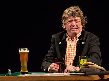 Der Mann muss leiden: Dr. Göbel, eine der Figuren, in die Frank-Markus Barwasser auf der Bühne schlüpft. Fotos: Barbara Herbst