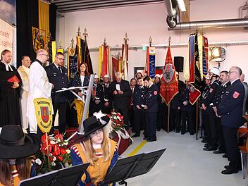 Pfarrer Wolfgang Dettenthaler segnet die Räume im neuen Haus der Feuerwehr Schlüsselfeld.