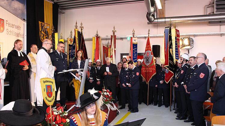 Pfarrer Wolfgang Dettenthaler segnet die Räume im neuen Haus der Feuerwehr Schlüsselfeld.