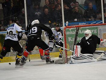 Bereits in Amberg (unser Bild) hatte Donatas Zukovas ordentlich zu tun. Seine Klasse muss der Goalie der Kissinger Wölfe an diesem Wochenende gleich zweimal unter Beweis stellen, unter anderem im Rückspiel gegen die Oberpfälzer.Andreas Brückmann