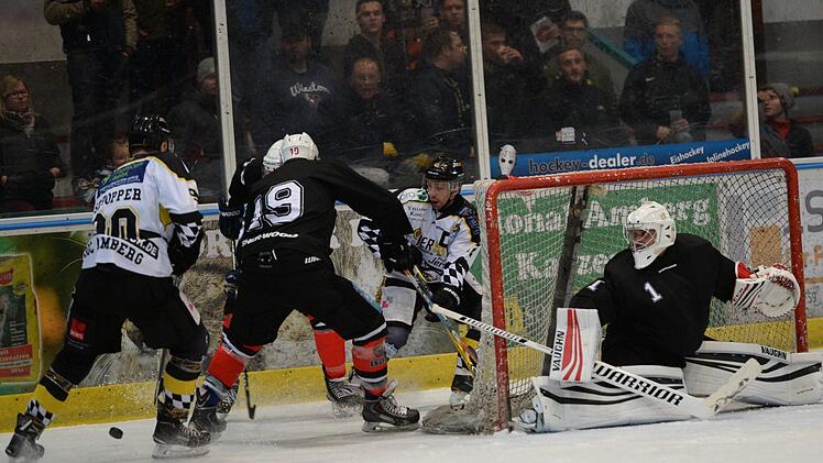 Bereits in Amberg (unser Bild) hatte Donatas Zukovas ordentlich zu tun. Seine Klasse muss der Goalie der Kissinger Wölfe an diesem Wochenende gleich zweimal unter Beweis stellen, unter anderem im Rückspiel gegen die Oberpfälzer.Andreas Brückmann