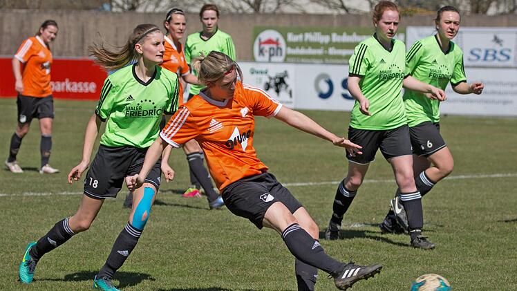 Drei Treffer sind die pers&ouml;nliche Bilanz f&uuml;r Reitschs Linda Querfurth beim 9:0 gegen den FC Eintracht M&uuml;nchberg (orangenes Trikot), die hier von Theresa B&auml;r zu viel Raum bekommt und aufs Tor abzieht.  Foto: Heinrich Wei&szlig;