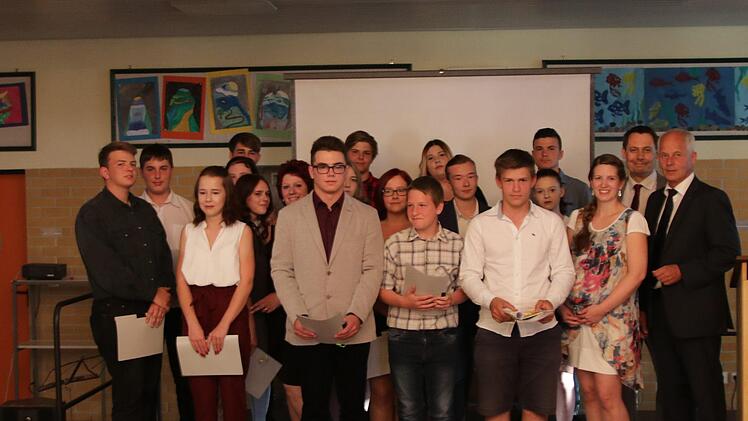Die Klasse 9aG der Mittelschule in Stadtsteinach wurde jetzt verabschiedet. Von rechts: Schulleiter Michael Pfitzner, Schulverbandsvorsitzender Roland Wolfrum und Klaßleiterin Linda Deuerling. Vorn Mitte die Klassenbesten Robert Popa (mit Sakko), rechts daneben Thomas Schöttner und Elias David. Foto: Klaus Klaschka