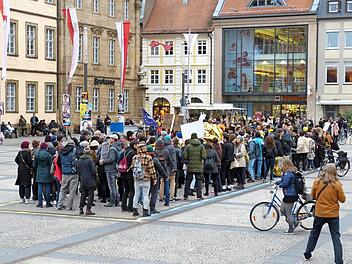 Einem Prozent des Maxplatzes entsprach die Fläche, auf der die Demoteilnehmer zusammenrückten, um zu verdeutlichen, wie stark das ETA-Hoffmann-Theater im Vergleich zu den freien Bühnen gefördert wird. Foto: Julian Megerle