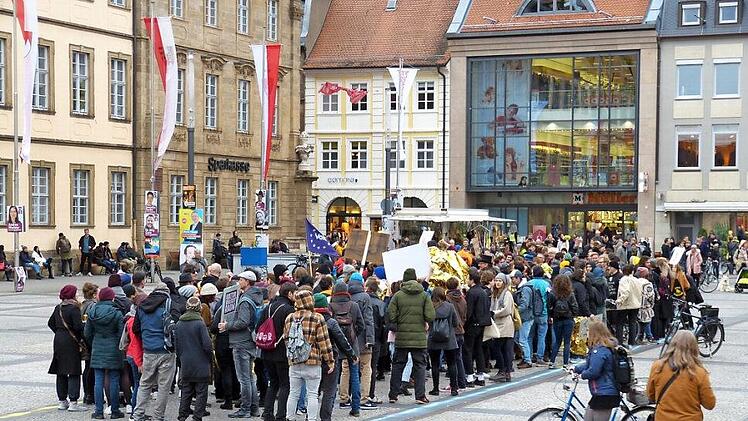 Einem Prozent des Maxplatzes entsprach die Fläche, auf der die Demoteilnehmer zusammenrückten, um zu verdeutlichen, wie stark das ETA-Hoffmann-Theater im Vergleich zu den freien Bühnen gefördert wird. Foto: Julian Megerle