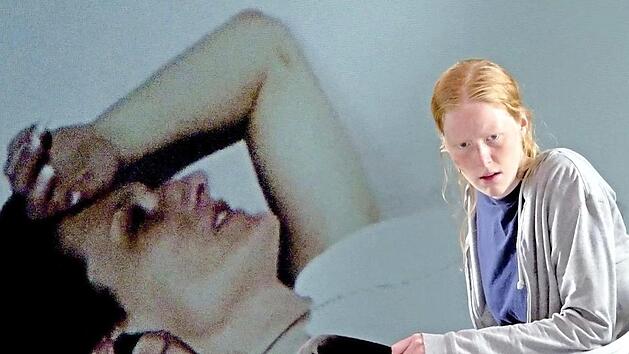 Alissa Snagowski ist auf einer Leinwand zu sehen, Lisa Fedkenheuer davor.