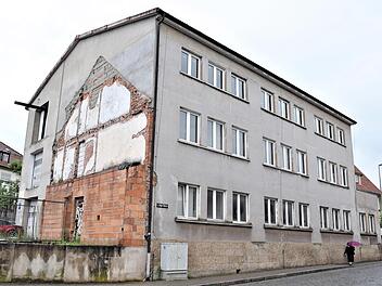 Was soll mit dem Gebäude „Am Bauershof 2“, einer früheren Schuhfabrik, einmal geschehen? Dieses Thema steht auch bei der Stadtratsarbeit im Mittelpunkt. Die Verwaltung wird dabei sowohl bauliche Maßnahmen wie auch einen Verkauf des gesamten Areals ausloten, erfuhr der Stadtrat in seiner jüngsten Sitzung.