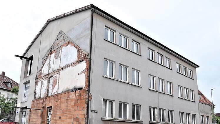 Was soll mit dem Gebäude „Am Bauershof 2“, einer früheren Schuhfabrik, einmal geschehen? Dieses Thema steht auch bei der Stadtratsarbeit im Mittelpunkt. Die Verwaltung wird dabei sowohl bauliche Maßnahmen wie auch einen Verkauf des gesamten Areals ausloten, erfuhr der Stadtrat in seiner jüngsten Sitzung.