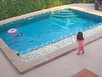 Kleinkind stürzt unbeaufsichtigt in Pool: Dreijährige rettet Schwester das Leben