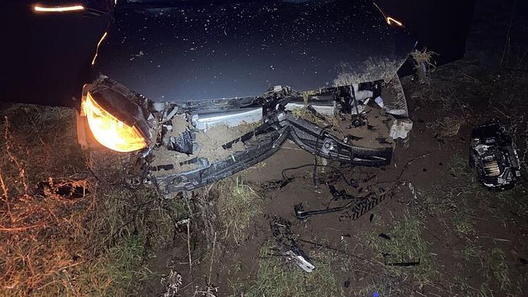 Unfall auf B4: Mann verfehlt Kreisel bei Neustadt bei Coburg