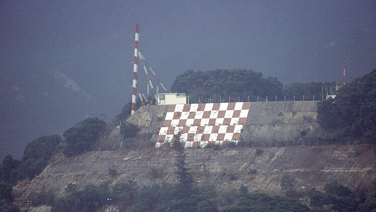 Markierter Berg am Ex-Flughafen Kai Tak in Hongkong
