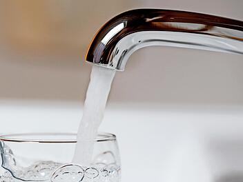 Es ist in Deutschland selbstverständlich, dass sauberes Trinkwasser aus dem Wasserhahn kommt. Beim Tag der offenen Tür im Wasserwerk Sterbfritz informiert die Gemeinde Sinntal über die Wasserversorgung.