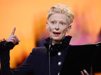 Schauspielerin Tilda Swinton (hier bei der Berlinale 2025) ist eine der Prominenten, die sich in einem offenen Brief an das Festival gewandt haben.