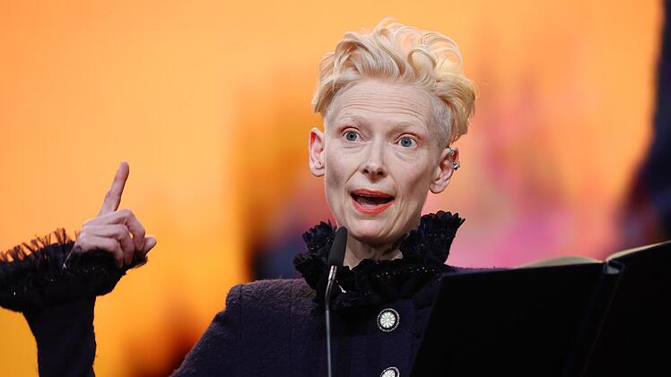 Schauspielerin Tilda Swinton (hier bei der Berlinale 2025) ist eine der Prominenten, die sich in einem offenen Brief an das Festival gewandt haben.