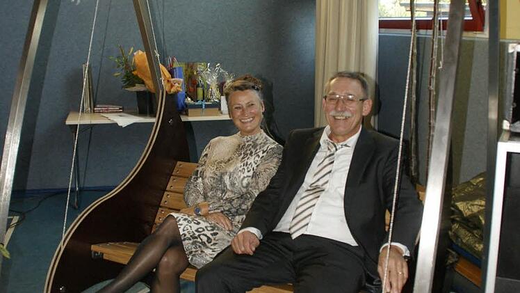 In Kooperation der Fachlehrer im Bereich Metall und Holz entstand das Abschiedsgeschenk: Die Hollywoodschaukel kam bei Christoph und Marion Stumpf bestens an.