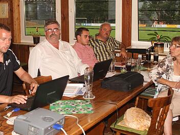 Ohne Computer und Laptop geht es auch im Fußball und den Vereinen nicht mehr, wofür die Einführung des Elektronischen Spielberichtsbogens ein Beispiel ist. Von links Kreisjugendleiter Wolfgang Hellert, Schiedsrichterobmann Josef Raab sowie die Jugendspielgruppenleiter Markus Meusert, Peter Mantel, Gabriele Rath-Hauswirth und Thomas Krug.