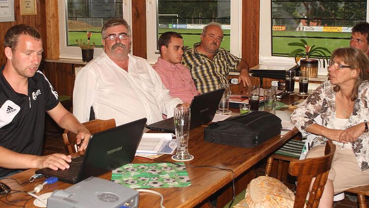 Ohne Computer und Laptop geht es auch im Fußball und den Vereinen nicht mehr, wofür die Einführung des Elektronischen Spielberichtsbogens ein Beispiel ist. Von links Kreisjugendleiter Wolfgang Hellert, Schiedsrichterobmann Josef Raab sowie die Jugendspielgruppenleiter Markus Meusert, Peter Mantel, Gabriele Rath-Hauswirth und Thomas Krug.