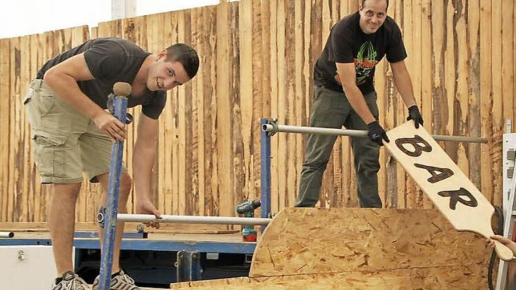 In den letzten Zügen: Lorenz Beck (von links), Christian Förg und Nico Schneider arbeiten noch an der Bühne. Foto: Sebastian Vogt