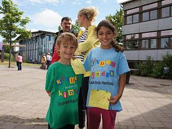 Pepe und Laura mit Lauf-Shirts und Stempelkarten. Foto: Heike Reinersmann