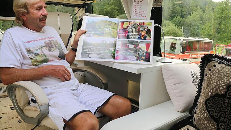 Orientalisch, ganz in weiß und rot, hat Familie Schatz ihr Domizil eingerichtet. Foto: Gerd Schaar