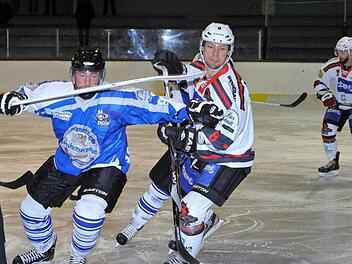 Zu hoher Stock: In Acht nehmen muss sich Kissingens Roman Nikitin (rechts) in diesem Duell mit einem Freisinger. Foto: Hopf