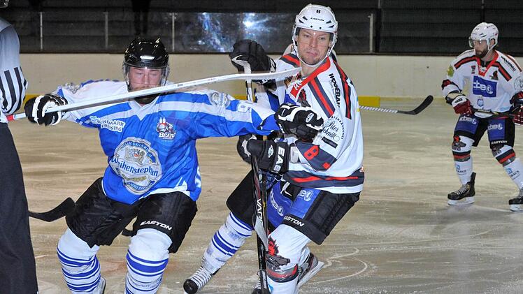 Zu hoher Stock: In Acht nehmen muss sich Kissingens Roman Nikitin (rechts) in diesem Duell mit einem Freisinger. Foto: Hopf