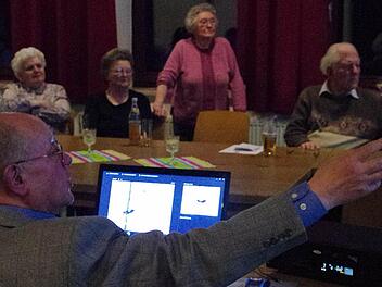 Georg Simon (vorne) blickt bei seiner Präsentation mit seinen Weggefährten auf den April 1945 zurück (hinten von links): Ilse Dauer, Betti Querfurth, Anni Wachter und Hans Köstner. Foto: Marco Meißner