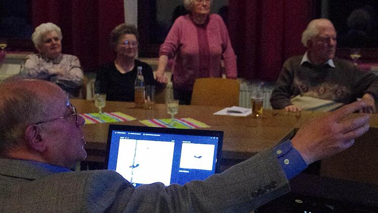 Georg Simon (vorne) blickt bei seiner Präsentation mit seinen Weggefährten auf den April 1945 zurück (hinten von links): Ilse Dauer, Betti Querfurth, Anni Wachter und Hans Köstner. Foto: Marco Meißner