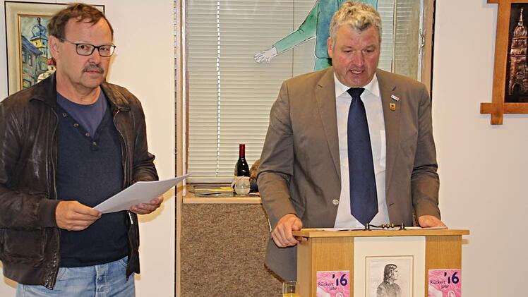 Bürgermeister Jürgen Hennemann (rechts) und Rudolf Hein, trugen im Dialog "einen Brief von Karlheinz Krebs an Friedrich Rückert" vor, wobei Rudolf Hein in der Rolle des Rückerts "glänzte." Foto: Helmut Will