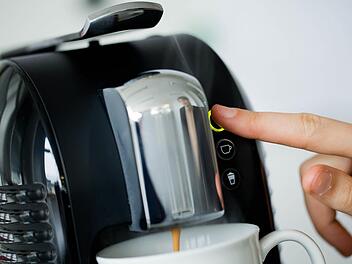 Wir Deutsche trinken leidenschaftlich gerne Kaffee - doch immer mehr davon kommt aus Maschinen mit Kaffee-Pads. Die kleinen Kapseln verursachen jedes Jahr in Deutschland etwa 4000 Tonnen Abfall. Foto: dpa