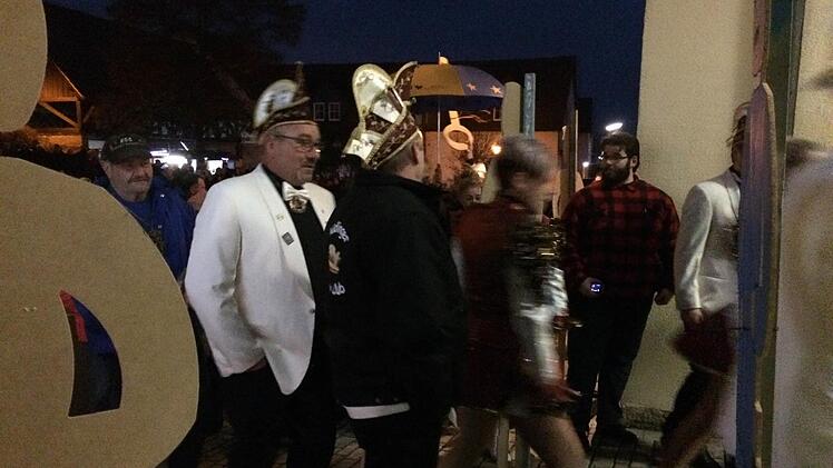 Kaum hatte der B&uuml;rgermeister den Schl&uuml;ssel f&uuml;rs Rathaus nach unten gelassen, st&uuml;rmten die Narren das Geb&auml;ude. Foto: Kerstin V&auml;th