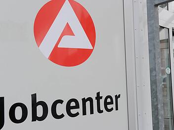 Das Jobcenter in der N&uuml;rnberger Innenstadt wurde in der Nacht von Samstag auf Sonntag von unbekannten T&auml;tern mit Farbeiern beworfen. Die Polizei sucht nach Zeigen.  Symbolfoto: Stefan Sauer/dpa