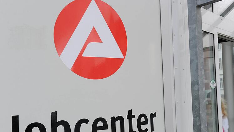 Das Jobcenter in der N&uuml;rnberger Innenstadt wurde in der Nacht von Samstag auf Sonntag von unbekannten T&auml;tern mit Farbeiern beworfen. Die Polizei sucht nach Zeigen.  Symbolfoto: Stefan Sauer/dpa