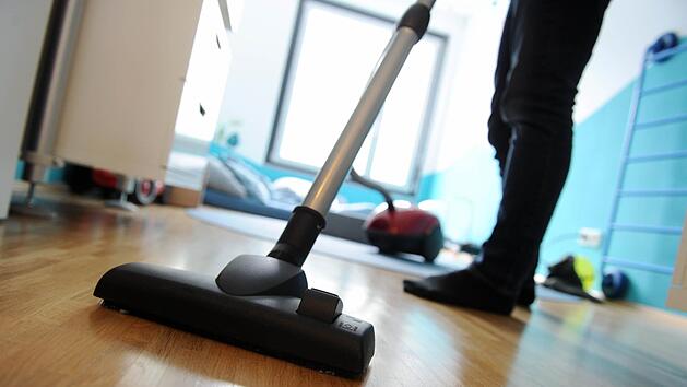 Die Hausarbeit ist Heinz R* l&auml;ngst &uuml;ber den Kopf gewachsen. Der 81-J&auml;hrige ist depressiv, dement und schafft nichts mehr ohne Hilfe. Dank der "Weihnachtshilfe"-Spendenaktion der Saale-Zeitung kann die Caritas unb&uuml;rokratisch unterst&uuml;tzen.  Foto: Tobias Hase/dpa