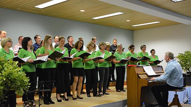 Der Chor Bright Voices bei seinem Auftritt in Pfarrsaal von Oberthulba. Björn Hein