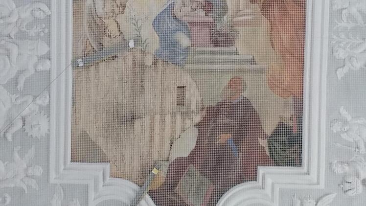Unter der schadhaften Kirchendecke in der Dormitzer Kirche hängt ein engmaschiges weißes Netz, um Gottesdienstbesucher vor eventuell weiteren abbröckelnden Stuckteilen zu schützen.  Foto: rm