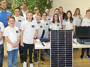 Die Ahorntaler Ministranten sind stolz auf ihr Projekt "Intelligenter Energieknoten" und ihre selbst gebaute Photovoltaikanlage, die auf einem Kindergarten in Nigeria Strom erzeugen wird; mit im Bild Pfarrer Anyanwu (rechts), Innungsobermeister Bernd Zeilmann und Tobias Kull von der Uni Bayreuth.  Foto: Thomas Weichert