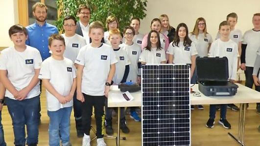 Die Ahorntaler Ministranten sind stolz auf ihr Projekt "Intelligenter Energieknoten" und ihre selbst gebaute Photovoltaikanlage, die auf einem Kindergarten in Nigeria Strom erzeugen wird; mit im Bild Pfarrer Anyanwu (rechts), Innungsobermeister Bernd Zeilmann und Tobias Kull von der Uni Bayreuth.  Foto: Thomas Weichert