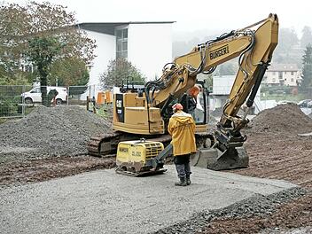 Auf dem Gelände des künftigen Ärztehauses führt eine Bad Kissinger Baufirma Bodenarbeiten aus. Auch im Bad Brückenauer Stadtrat war das geplante MedZentrum wieder heißdiskutiertes Thema.
