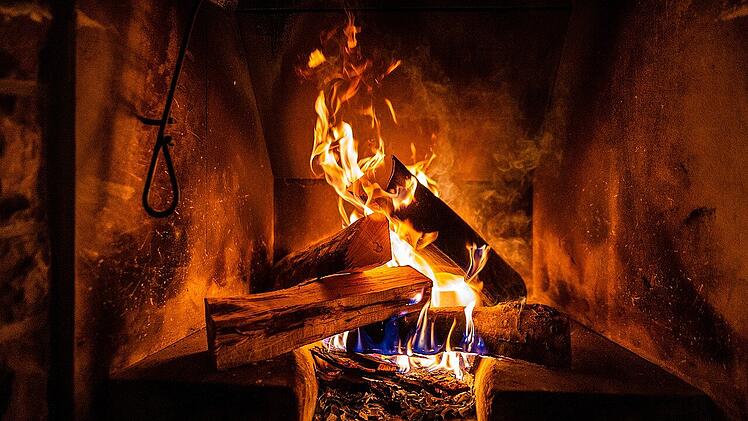 Die Kosten für einen Kaminofen setzen sich aus verschiedenen Variablen zusammen.