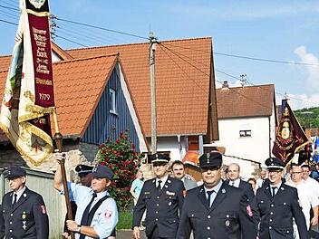 Mit Musik und Fahnenabordnungen: der Festzug in BurghausenFoto: Björn Hein