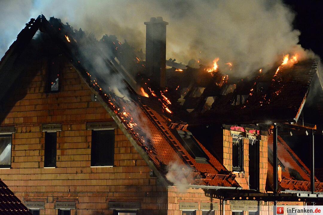 Neugebautes Wohnhaus steht nach Blitzeinschlag lichterloh in Flammen